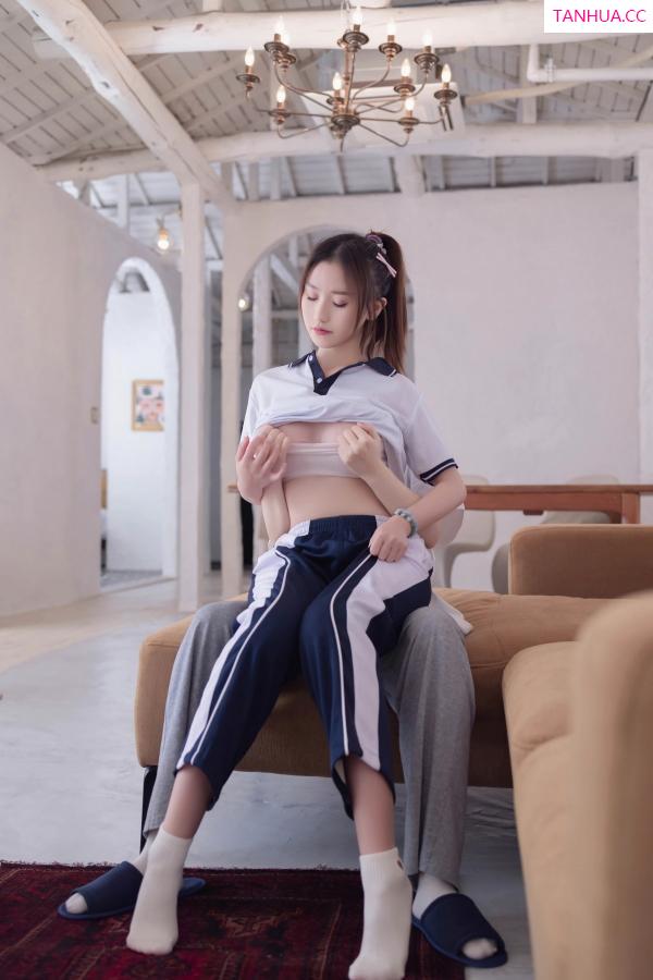   [XiuRen]高清写真图 2023.10.18 No.7528 杏子Yada 制服美腿第44张图片